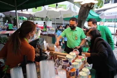 นางสาวลดาวัลย์ คำภา กรรมการ ธ.ก.ส. เยี่ยมชมตลาดนัดของดีวิถีชุมชน